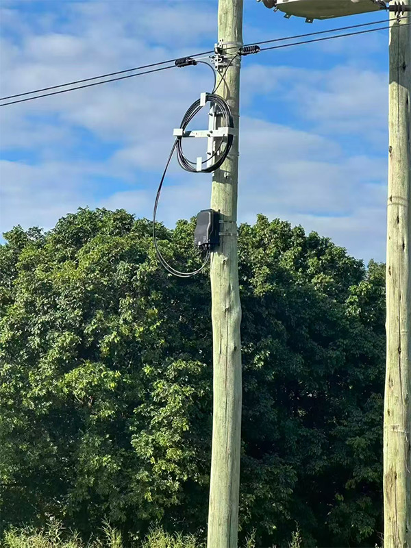 Soluções de Conexão de Fibra Óptica — Caso 1: Solução confiável de rede de fibra óptica aérea com caixa de terminação de fibra